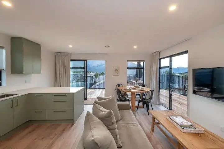 Modern Apartment with Iconic Roy’s Peak Outlook 