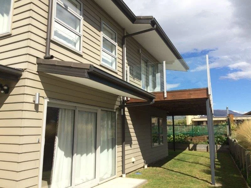 Elevated Two-bed home with beautiful views to Rent