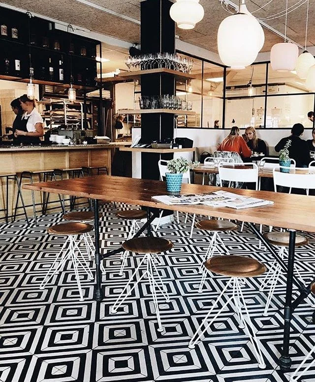 Black, white, and wood all over. 📷: @andreannu