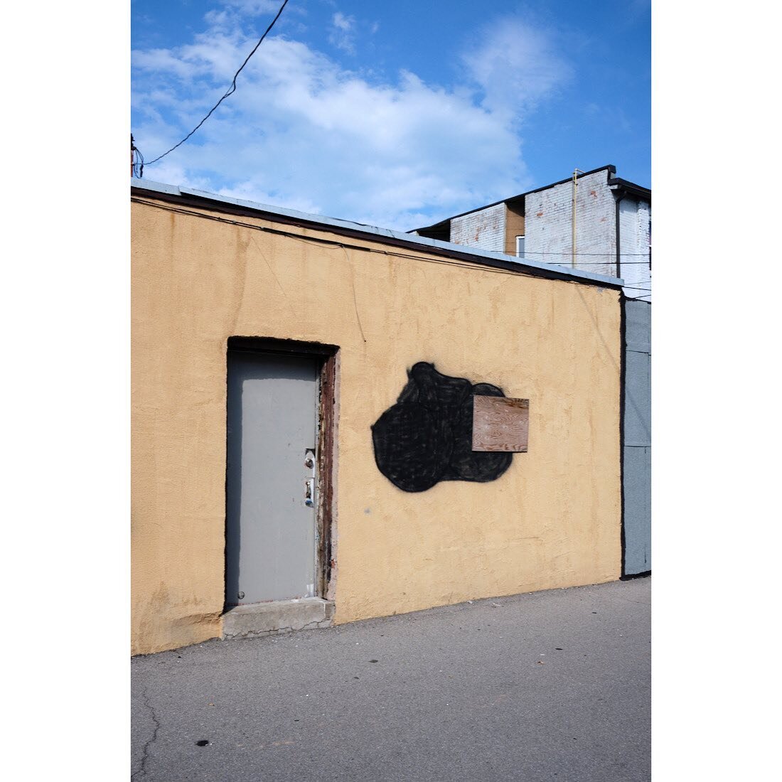 And I'm thinking, &quot;Damn, if these walls could talk&quot; (oh-oh-oh) / Well, they'd be like (oh-oh-oh) / Shit is crazy, right? (Oh-oh-oh) &mdash; Walls Could talk / Halsey.
.
.
.
.
#hamont #hamiltonstreets #foundsituations_mag #thisaintartschool 