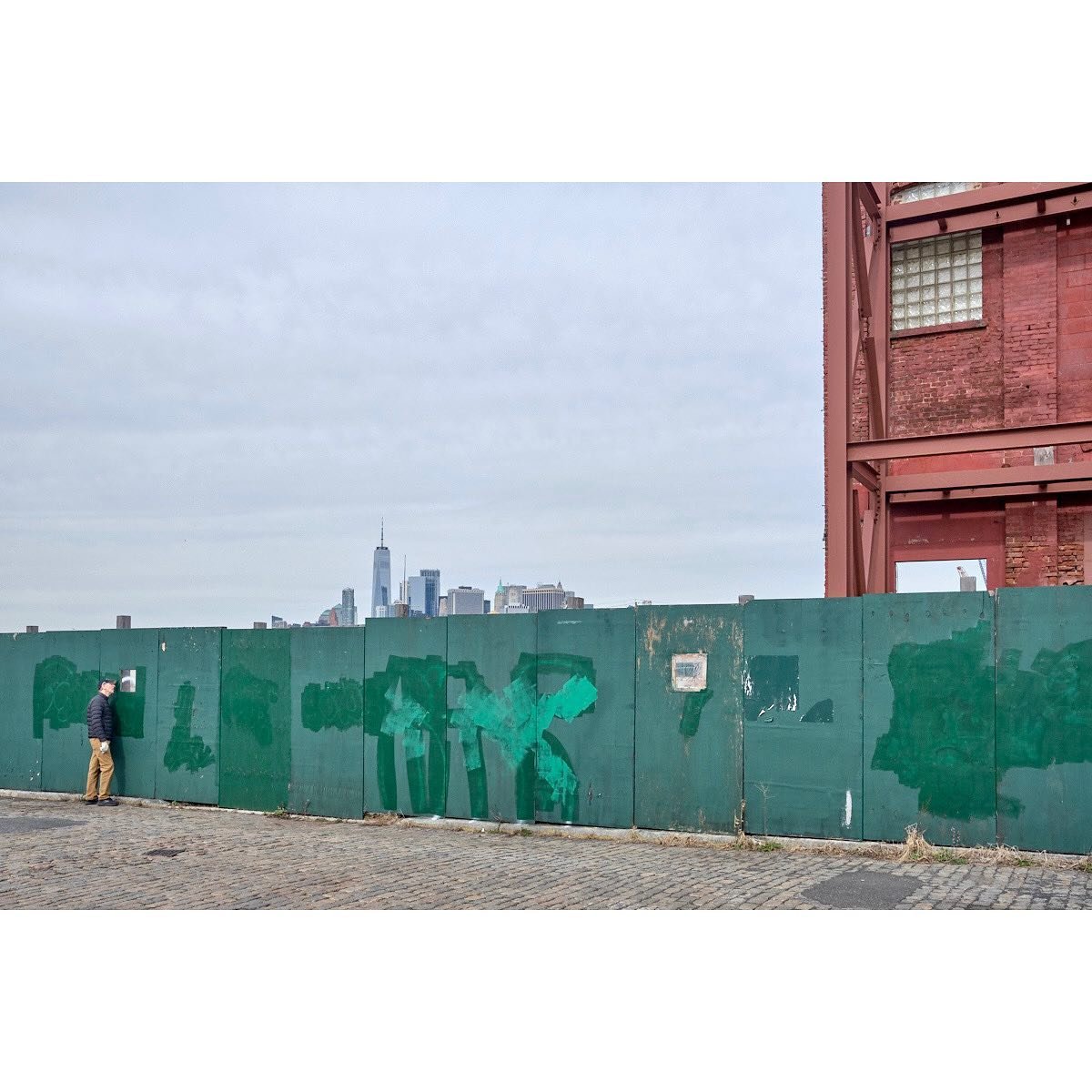 Looking at Manhattan with @jim.moske. Past, present, and future.
.
.
.
.
#newyorkcity #brooklyn #redhook #allcitiesarebeautiful #somewheremagazine #subjectivelyobjective #documentingspace