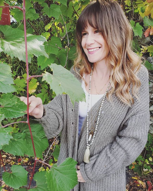 This Fall, we're wearing our layers! We love the green shade in our New Peace Jade knotted tassel necklace! Looks amazing with one of our top sellers, the Dagger Howlite Pendant!