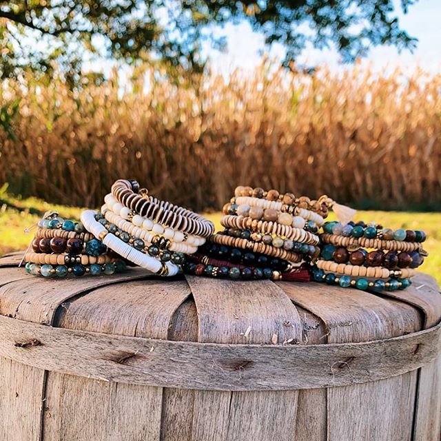 LITERALLY
who's favourite colour is fall? Diggin these arm sweaters. Get yours today! Photo creds: @hairbymelanie.s