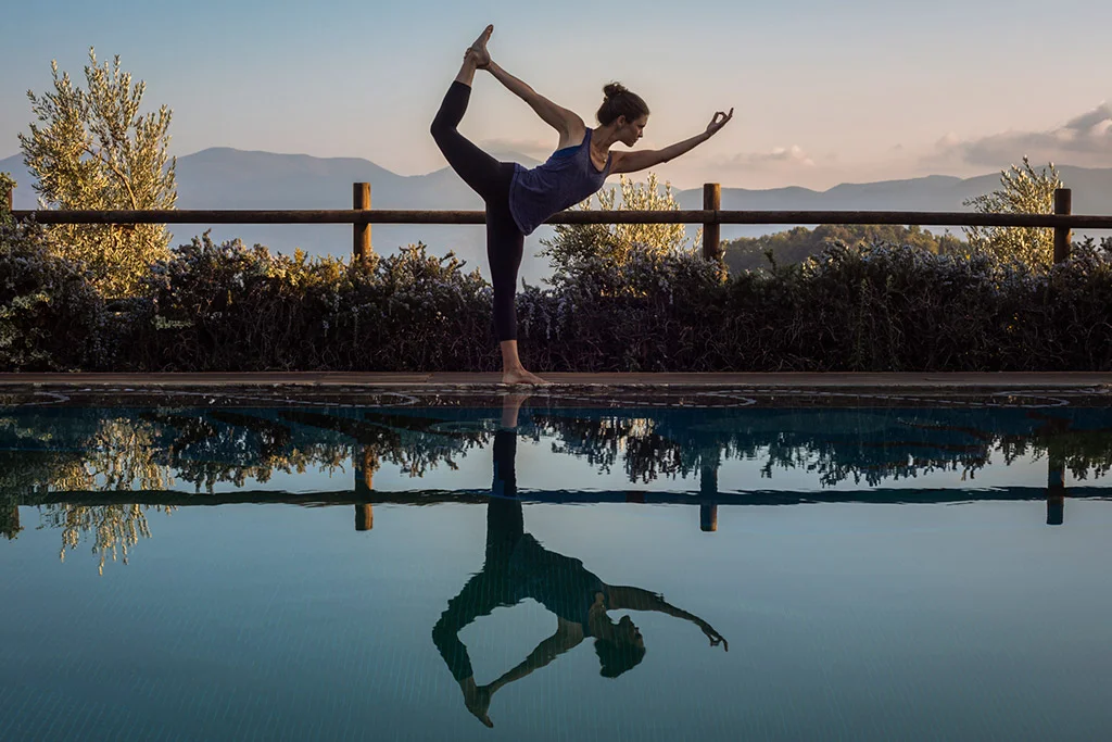 Dancer-pose-by-pool-Michael-Hoyer.jpg