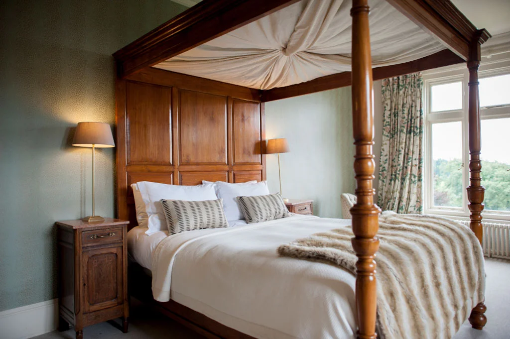 OldR-4-poster-bed-133K.jpg