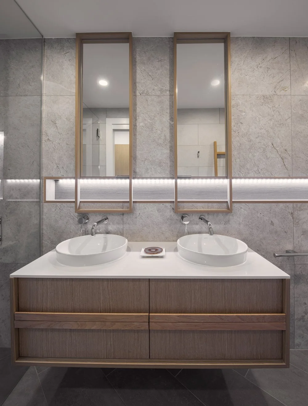 5f40ebe07fefc42d6220d963_2-BED-TYP-VILLA_VANITY.jpg