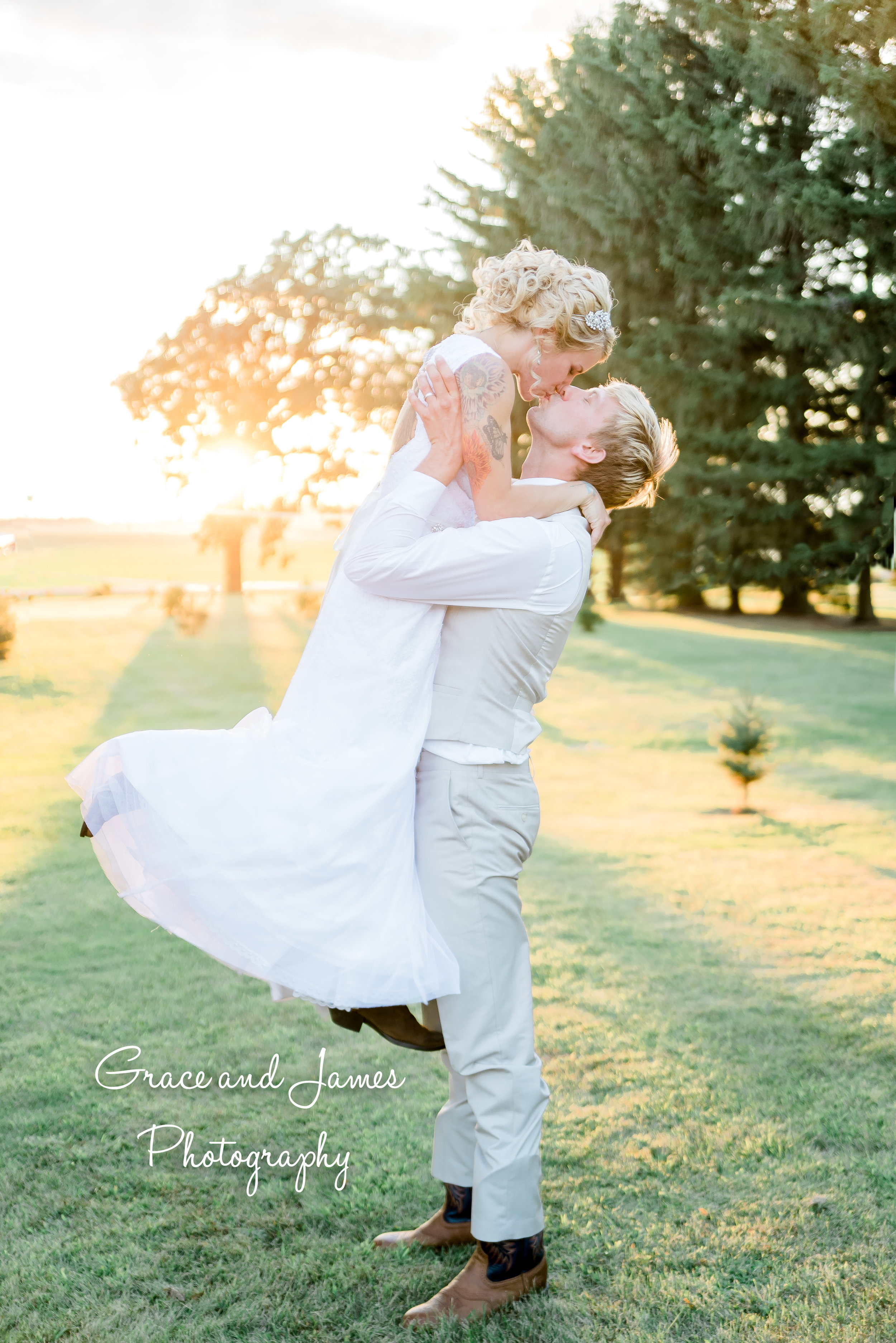 That sun, though! This seriously was one of my favorite images from their wedding day!