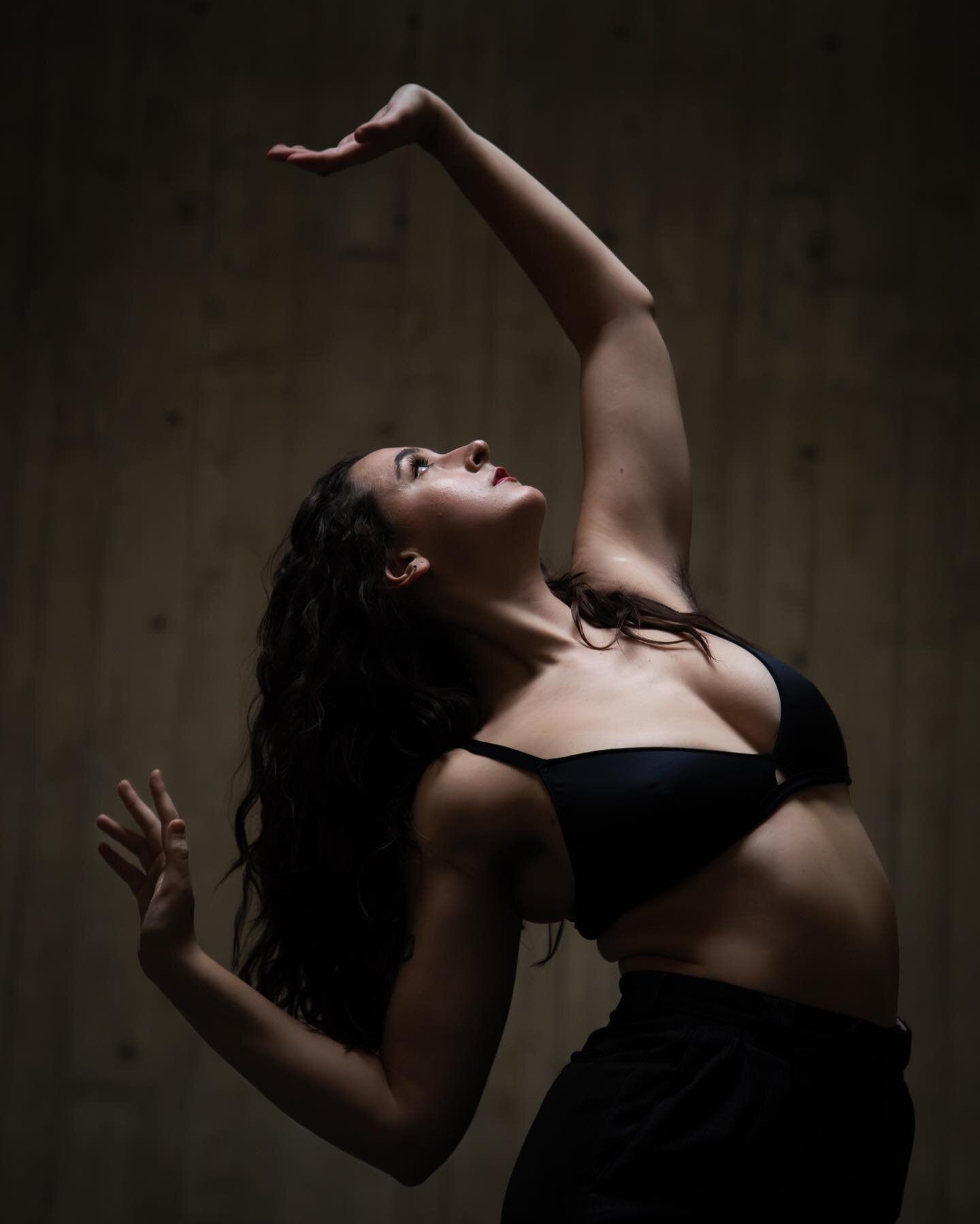 Loved experimenting with Zoe in some cool spaces in Iowa&rsquo;s Old Art Museum&mdash; the future home of @uiowadance! 

#dancephotography #uiowa #iowacity #iowacityphotographer #naturallightphotography