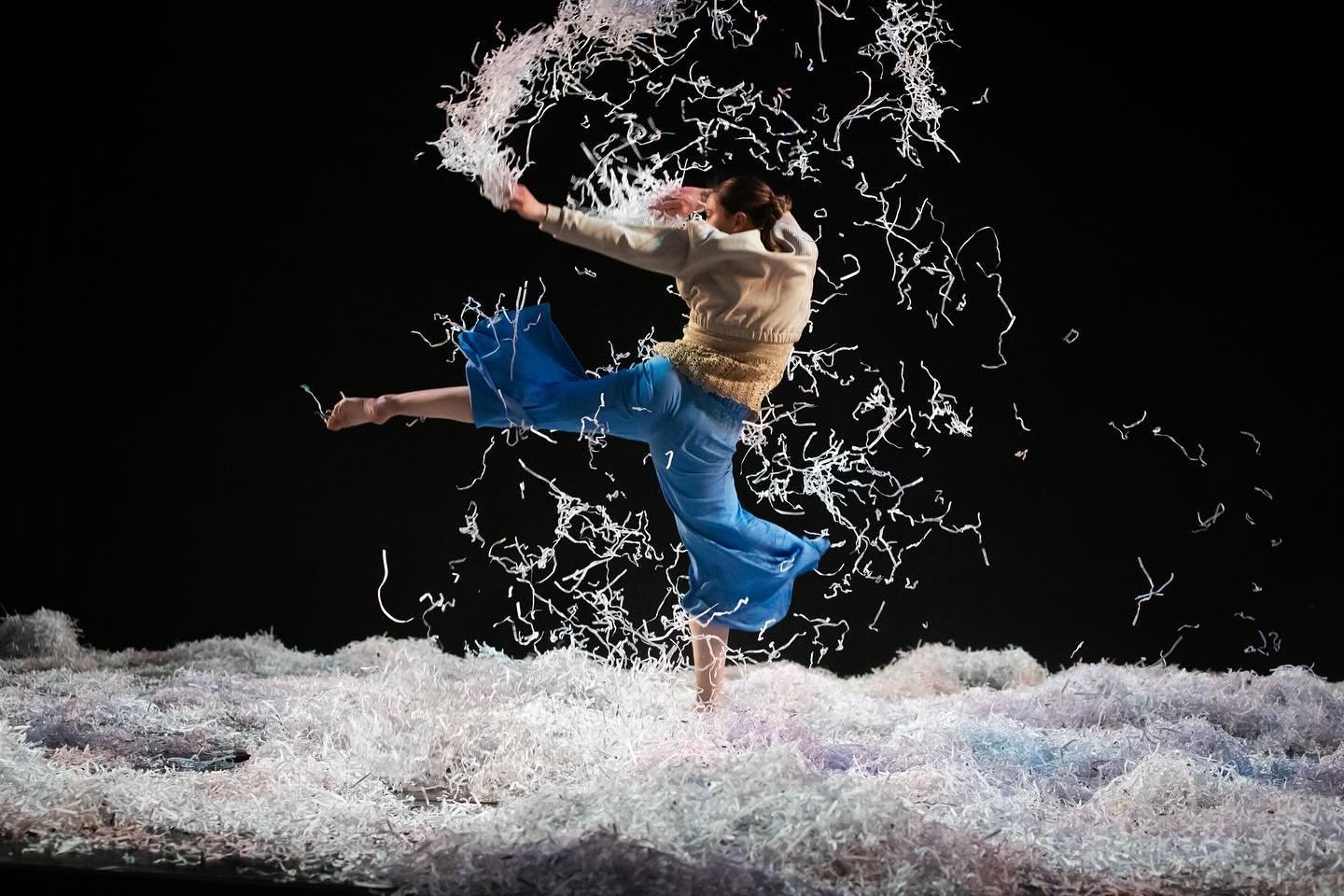 Back in Space Place to shoot more gorgeous work by @jenniferkayle 👏👏👏 DUST x JK + @maggie_steimel @zoemillermoves @ellieelliedaley @alyssa.alber22 

#uiowa #dance #dancephotography #iowacity #iowaphotographer