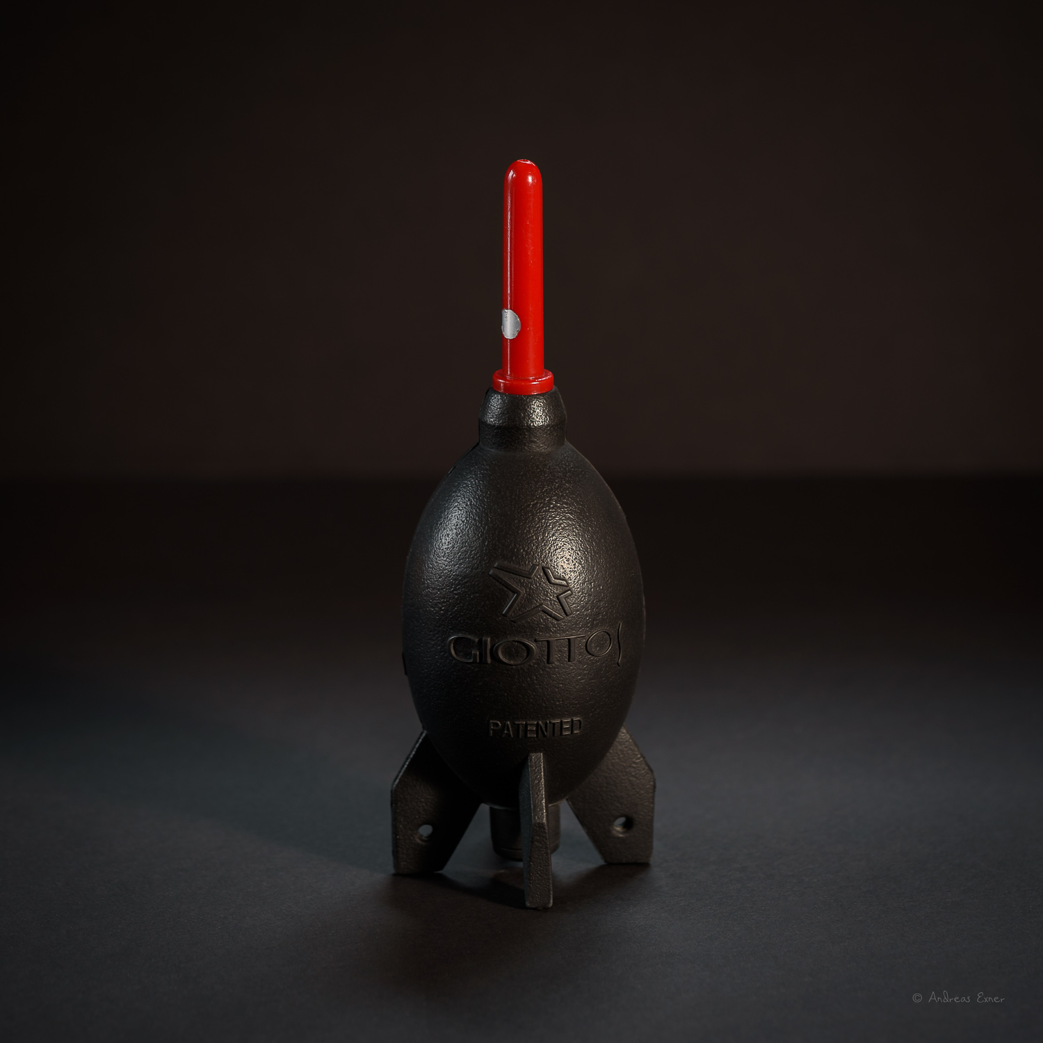 GIOTTOS Rocket Blaster Dust-Removal Tool Always in the bag. A built in one-way valve prevents dust from redistribution while cleaning a lens. A simple solution to keep dust away from the equipment. ★ ★ ★ ★ ★