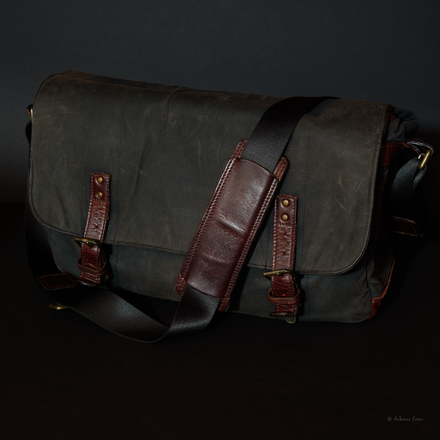  ONA messenger-style shoulder bag THE UNION STREET  This cool shoulder bag looks rotten and elegant at the same time. It doesn’t necessarily call “steal me” because it is made out of waxed canvas and doesn’t look at all like a photo bag full of expen