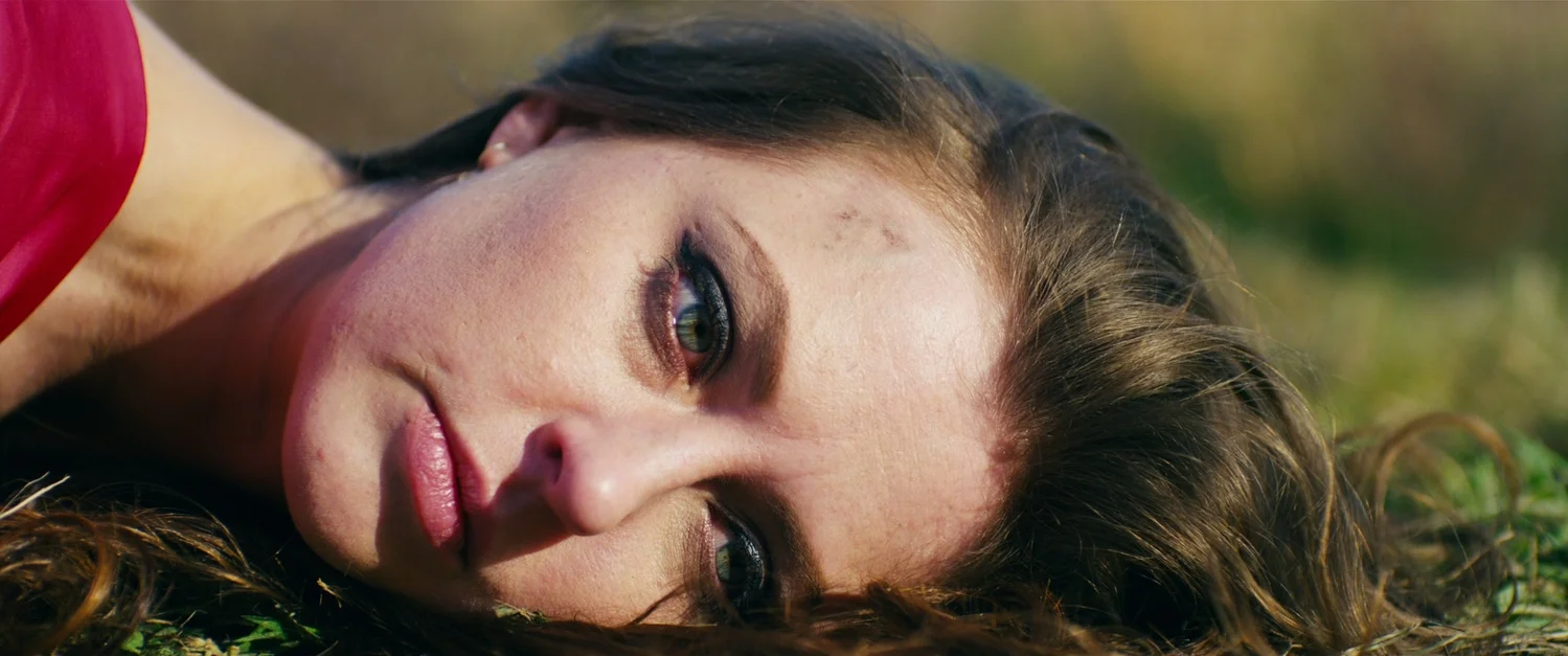 Katharine Isabelle in a scene of 88 .