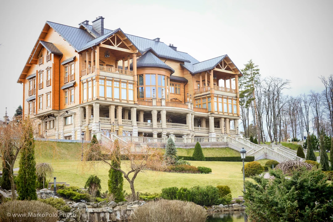 The main house has 5 floors at the back and 3 floors at the front