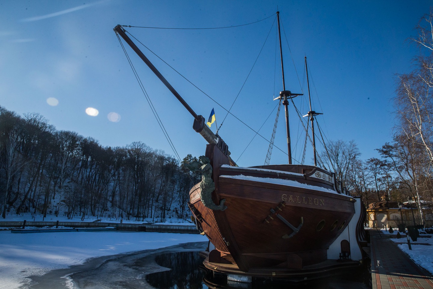 Full size floating replica of Spanish galleon. Photo by Routers