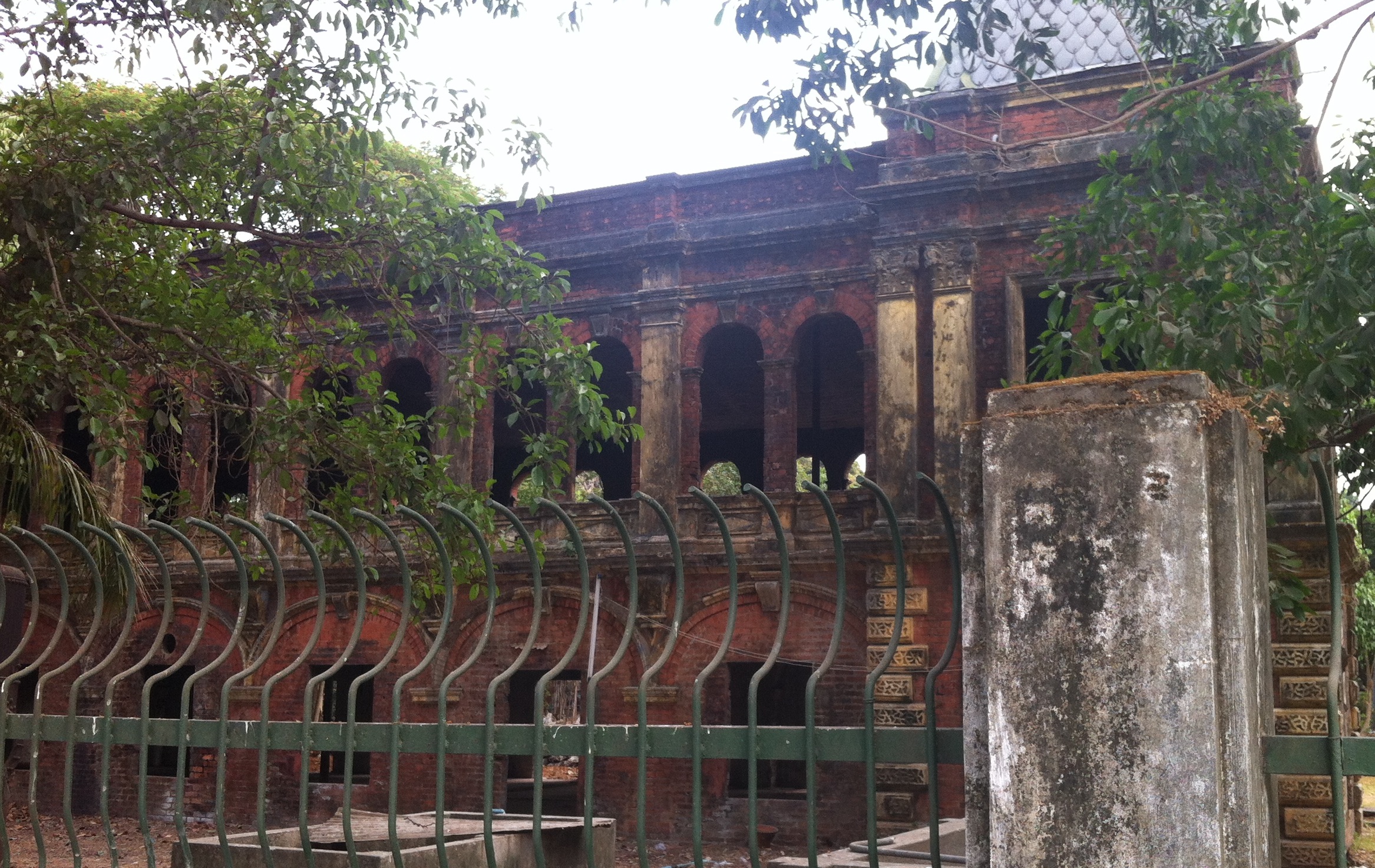 The abandoned minister's building, finally under reconstruction