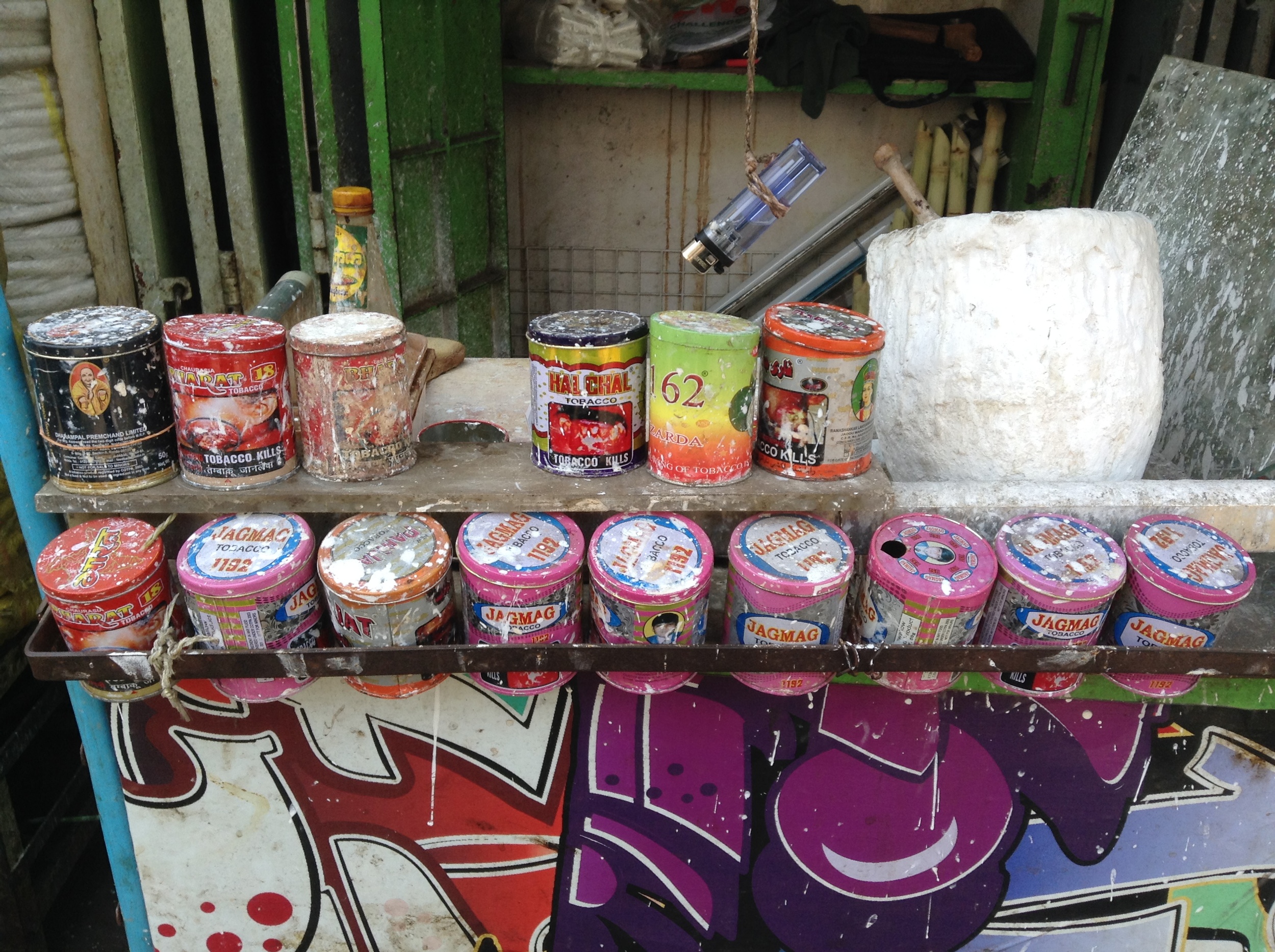 A kun:-ya stand for betel-chewers (similar to paan in India)