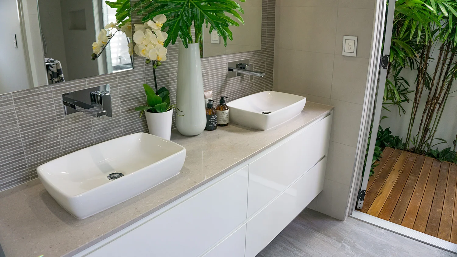 Caesarstone Clamshell