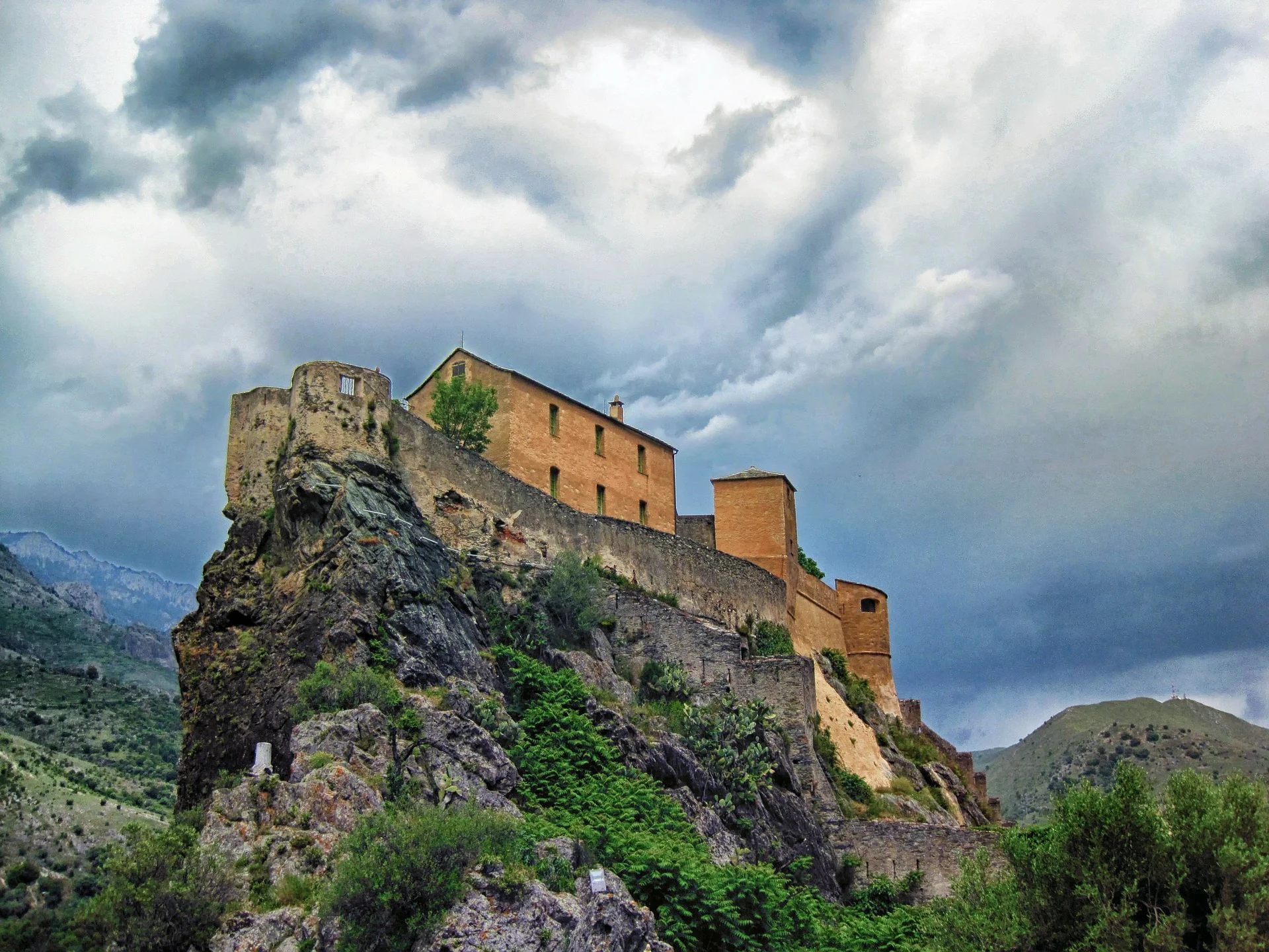 corsica citadelle-de-corte-164823_1920.jpg