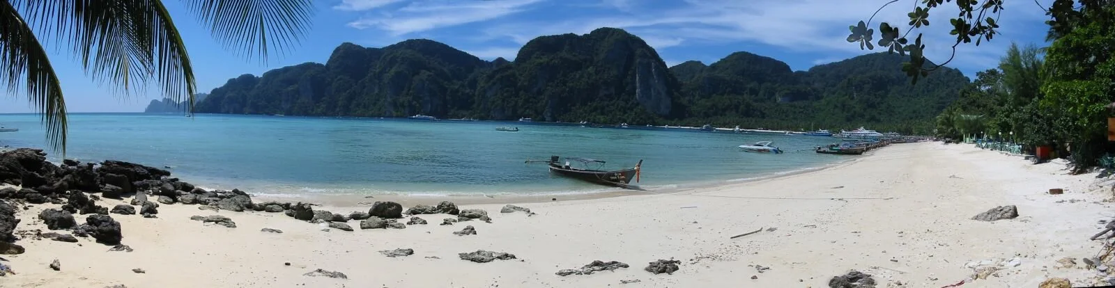 Phi-Phi_beach_panoramic_(1)_(33986592).jpg