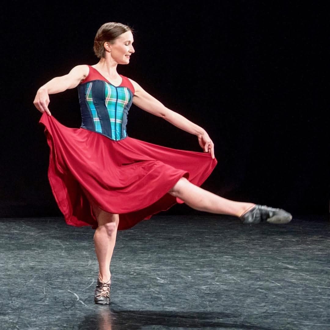 Summer Teacher Spotlight: Erin Robertson ✨

Meet Erin! Originally from Ontario, Erin danced with the Scottish Dance Company of Canada before joining Shot of Scotch in 2016, bringing experience from ballet, jazz, and contemporary dance.

Her summer cl