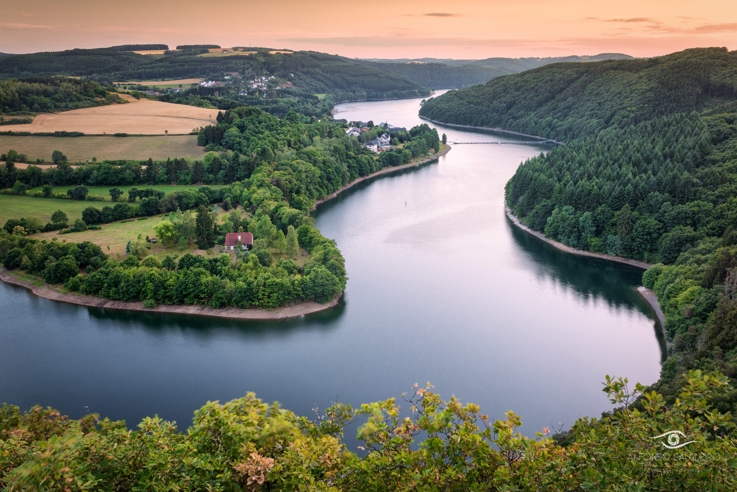 Жизнь это большая река. Национальный парк от-сюр в Люксембурге. Река сюр Люксембург. Солотча Извилистая река. Парк от сюр Люксембург.