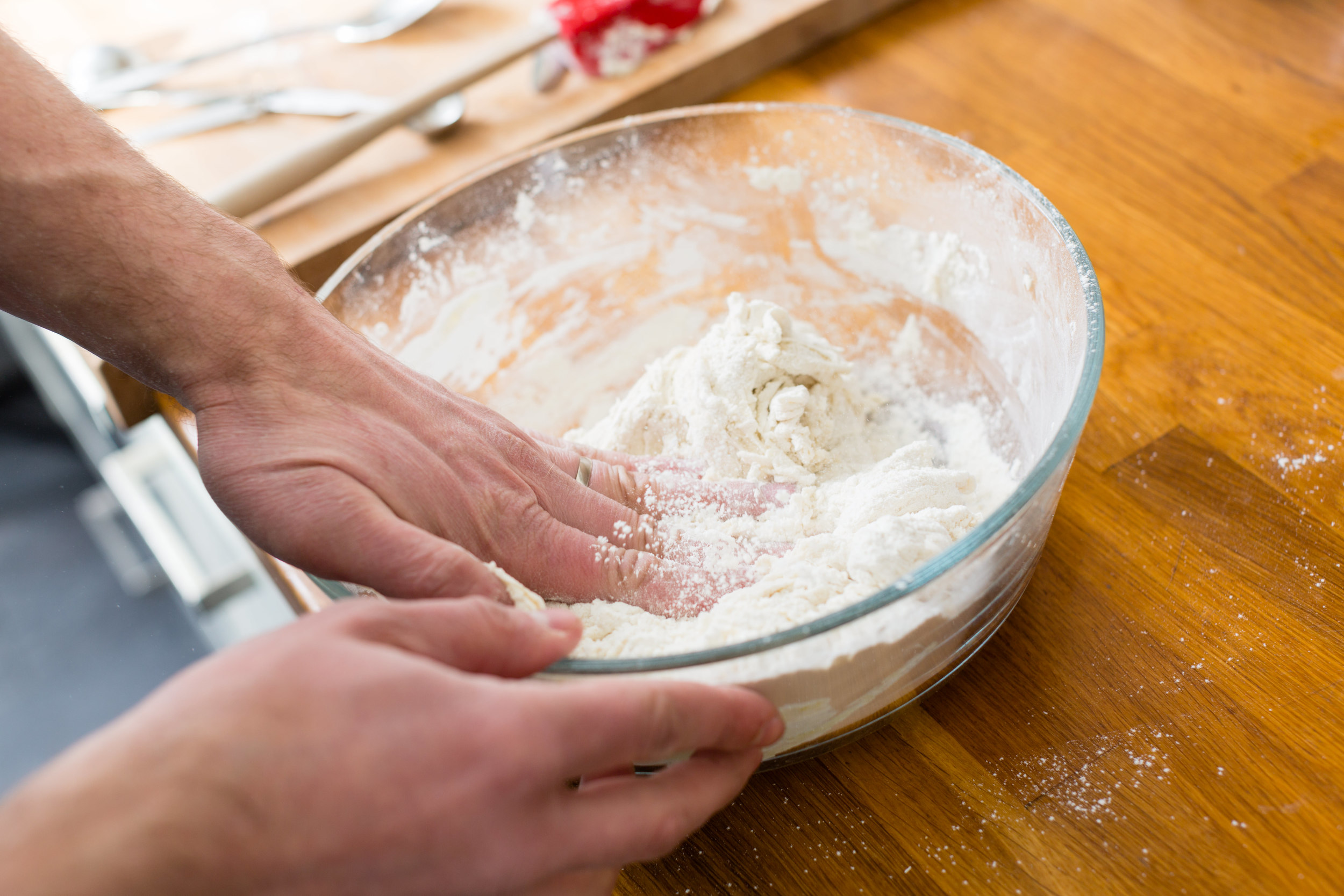 Пицца тесто мука вода. Тесто на воде. Кухня готовка тесто. Women fermented Dough.