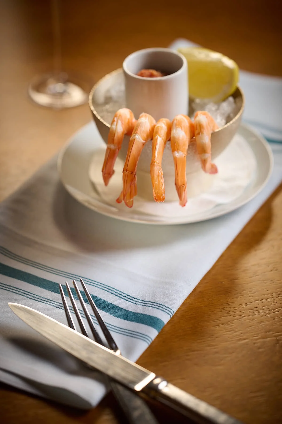 Chilled prawns with a dipping sauce and lemon slice
