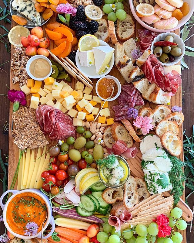 Summer&rsquo;s coming to close and it&rsquo;s finally hot outside! If you&rsquo;re going to a BBQ this holiday weekend try your hand at  building this gorgeous charcuterie board! Zero sweat in the kitchen and a serious crowd pleaser👌🏻