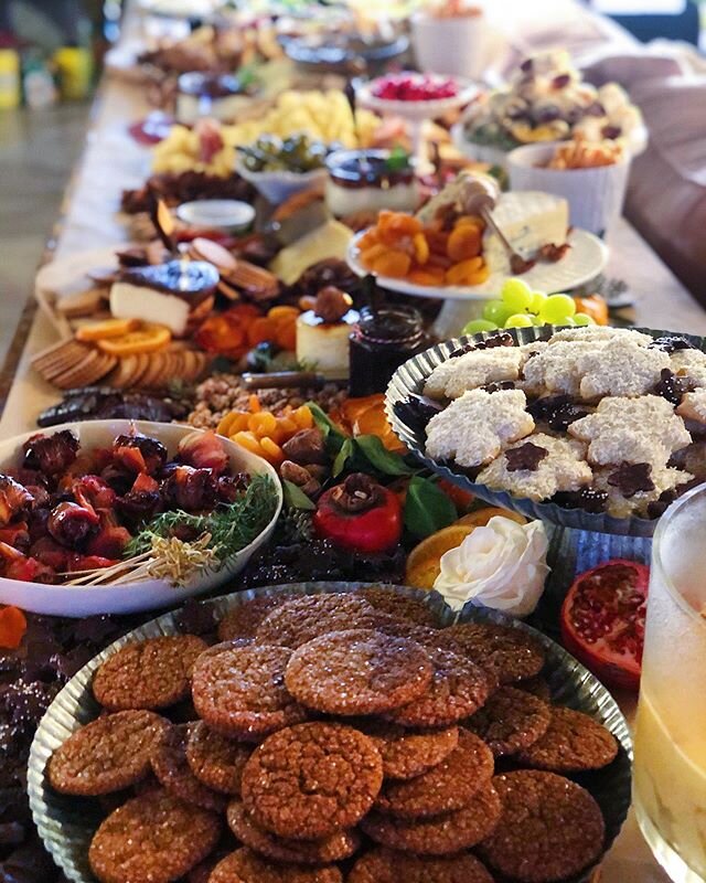 A feast fit for any occasion!
Thanks to @amyhollandofficial and @michaelmcdonaldofficial for letting me into their home and building this beautiful board for their friends and family on Christmas Eve🍾