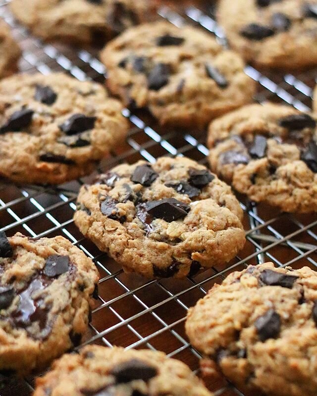 Holy chocolate chips! These cookies are insane! I&rsquo;ve Frankenstein-ed 2 recipes from my dear friend @bakingthegoods. 
I puzzled together her Almond Butter Oatmeal Chocolate Chip with the classic Brown Butter CC to make: Brown Butter Oatmeal Choc