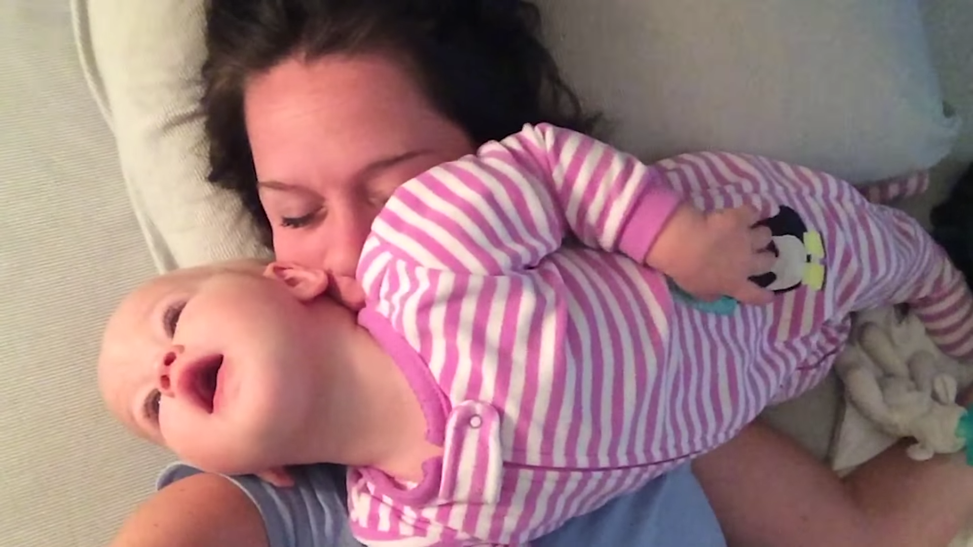 Покажи видео про мам. Спящий малыш и мама. Спящий младенец с мамой.
