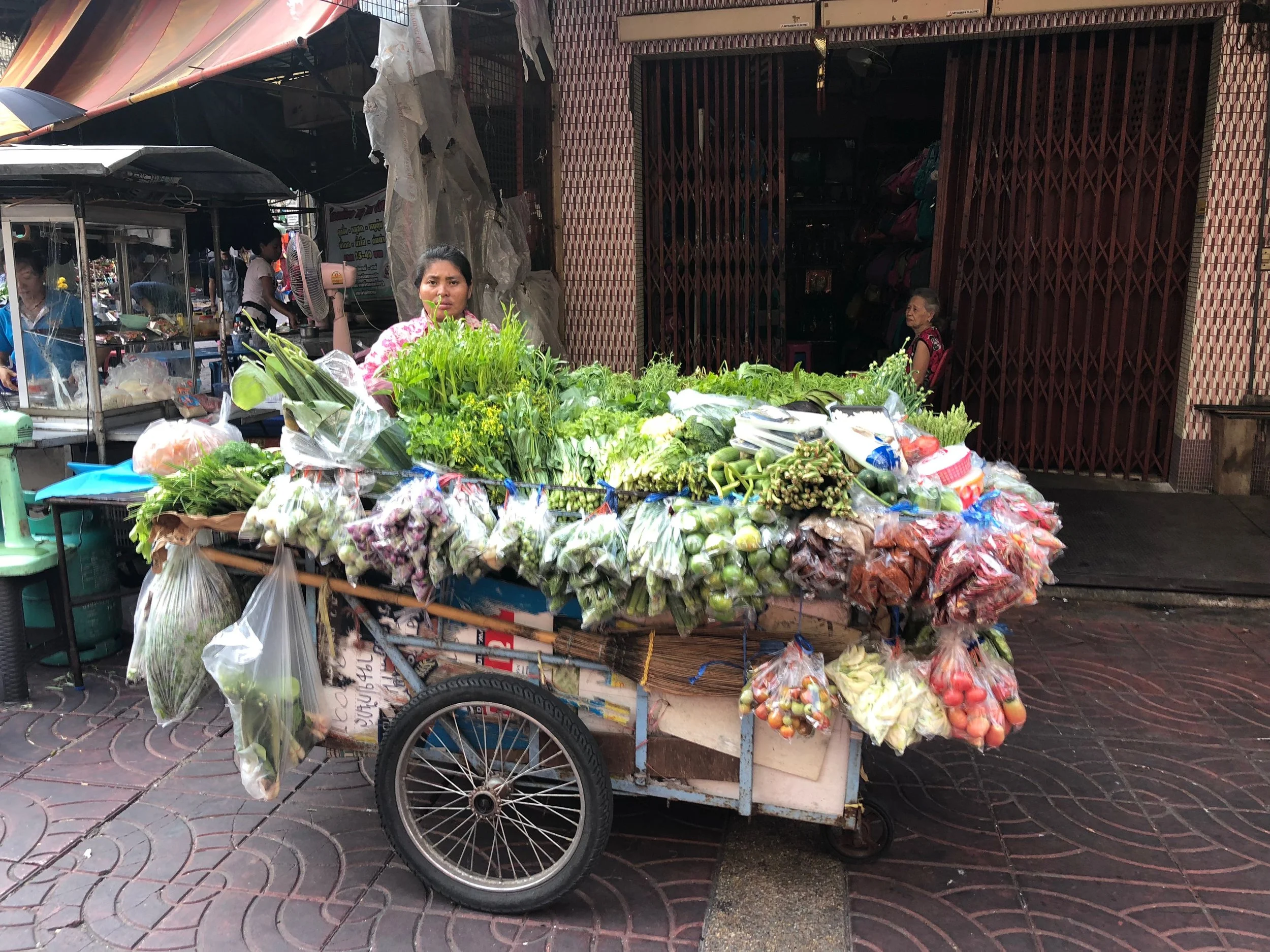 VEGGIES!!!! This is my kind of cart....;)