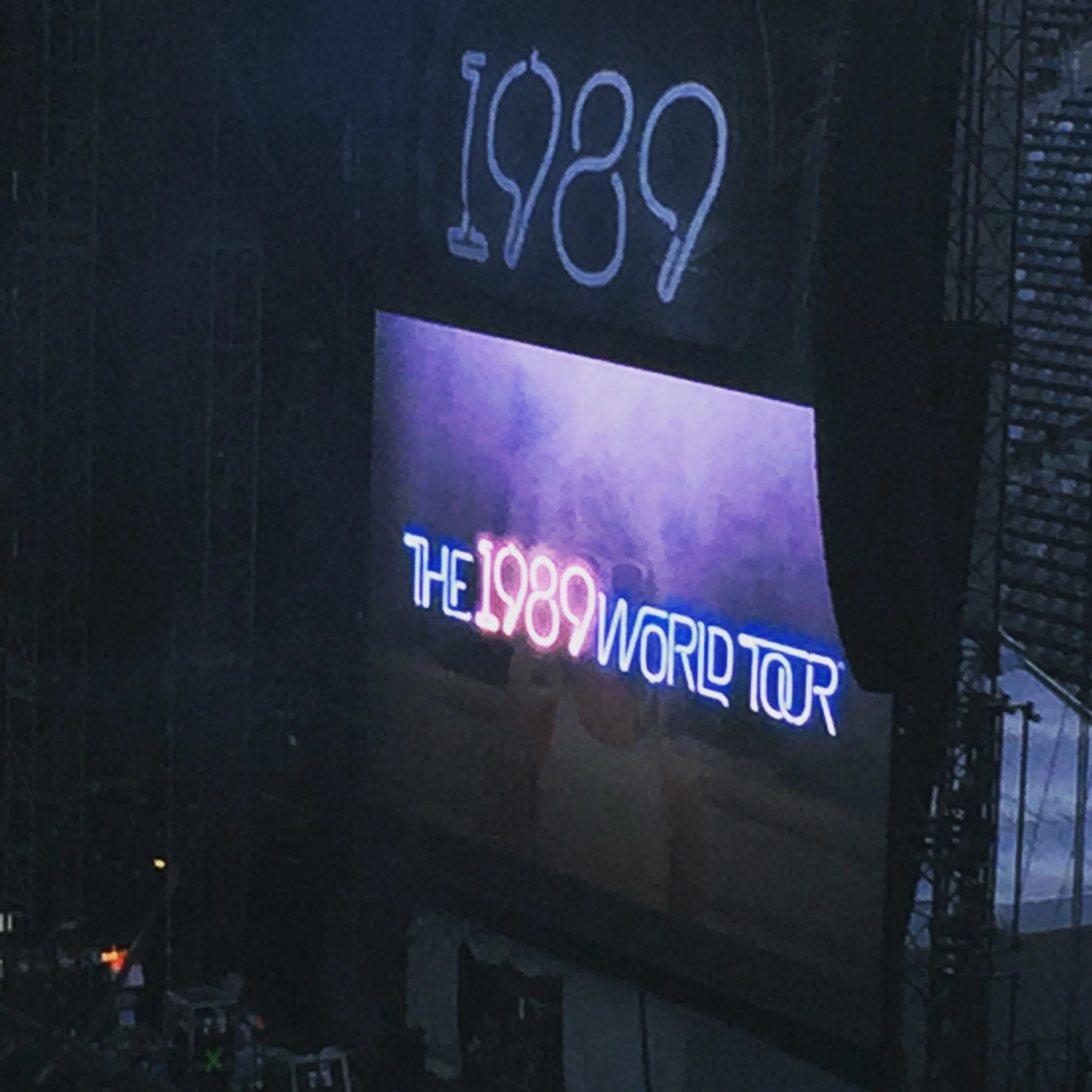 "Taylor Swift: The 1989 World Tour" - 07.11.15