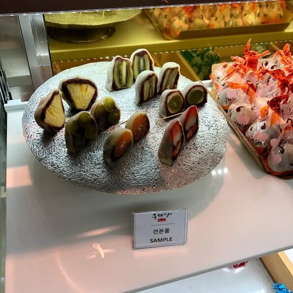 Excuse me, mochi & chocolate covered fruit!?