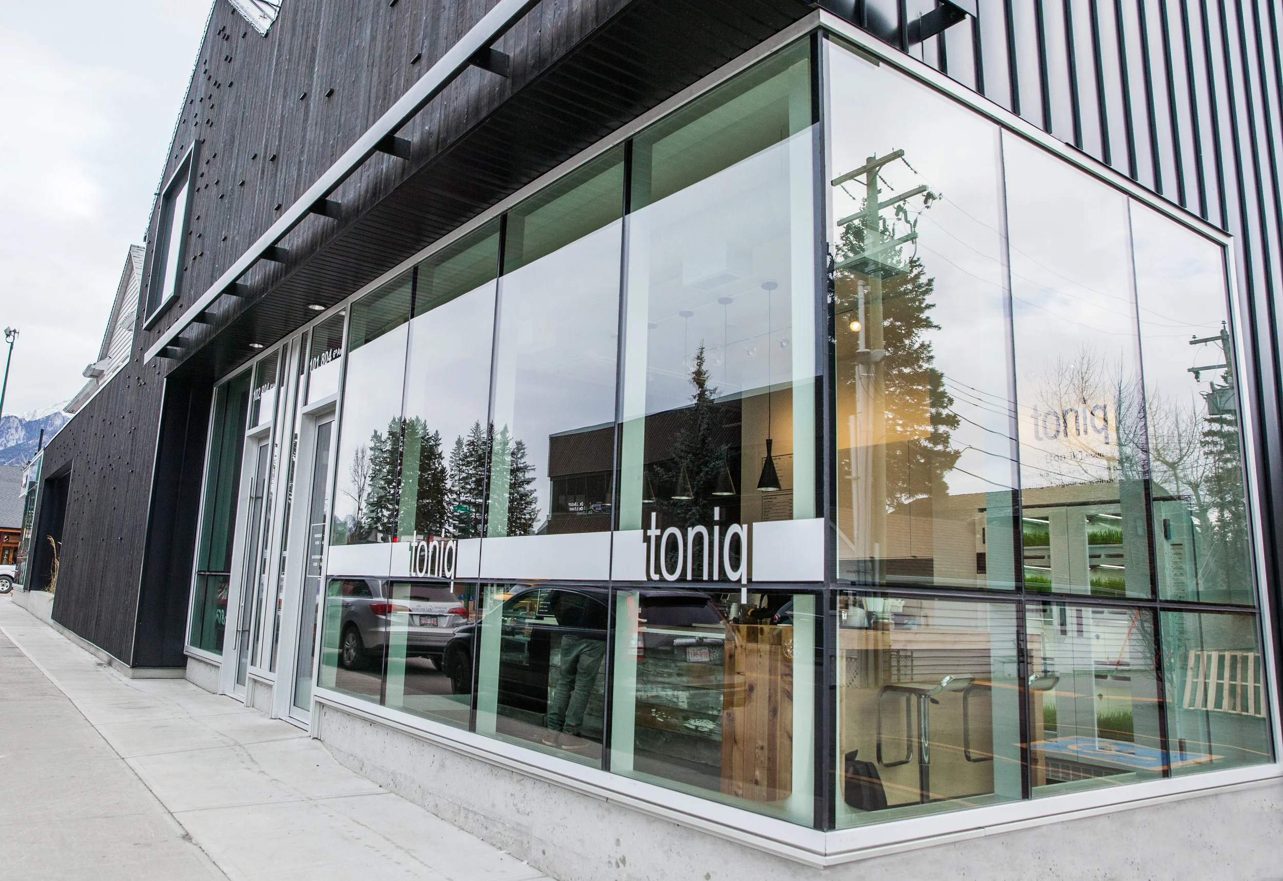 Toniq: This tenant improvement to a 650ft2 unit in the newly constructed Tinbox Building in Downtown Canmore consisted of a retail location with a production raw food kitchen located in behind. ACS worked with the owner to coordinate the design and finishes and bring the owner's dreams to life. ACS design-built and implemented with the selected sub-contrators the HVAC, mechanical and electrical scopes of work as well as supplied and installed the custom finish carpentry and millwork. 