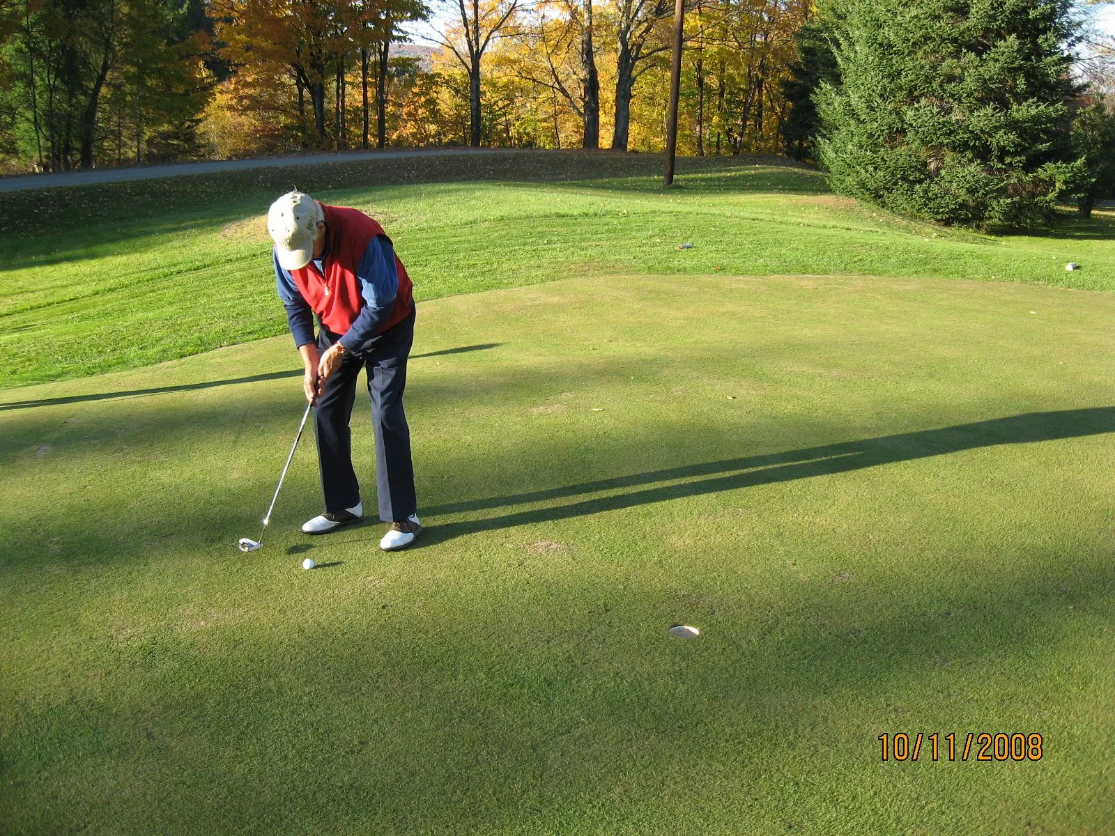 Mal Simn putting on 3.JPG