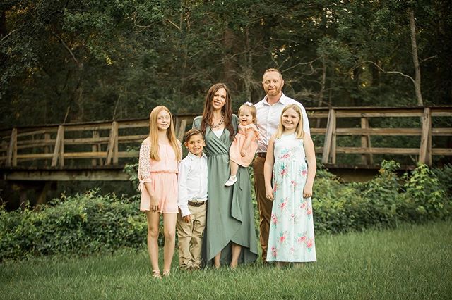 Fell Mini Session went LIVE this week and I am so excited about this location.  The evening light is so pretty!  Well, and this family has had a lot of practice because mama LOVES to capture their memories! ✨ 
#cakesmash #familyphotographer #jenmeado