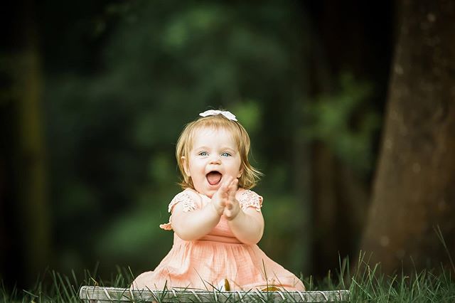 Happy Monday!!! All the kiddos are in school today and I am feeling as happy as Samantha! .
.
.
#cakesmash #firstbirthday #jenmeadowsphotography #fontainebleaustatepark #mandevillelaphotographer #louisianaphotographer #naturalightphotographer #missis