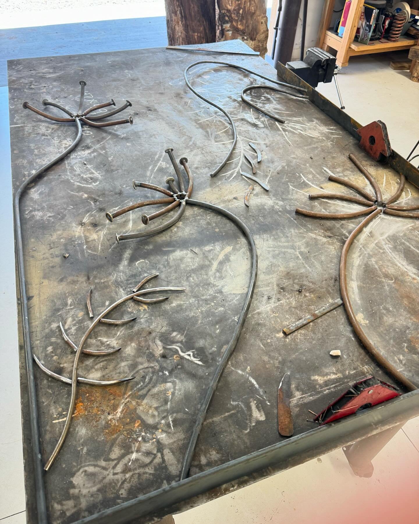 Laying out another gate. I will be a leaf maker for the next few days 🍃🍃🍃😁
.
.
.
#gardengates #artgates #metalgates
#girlsthatweld
#weldingwomen
#metalsculpture
#andreawendel 
#andileaspen
