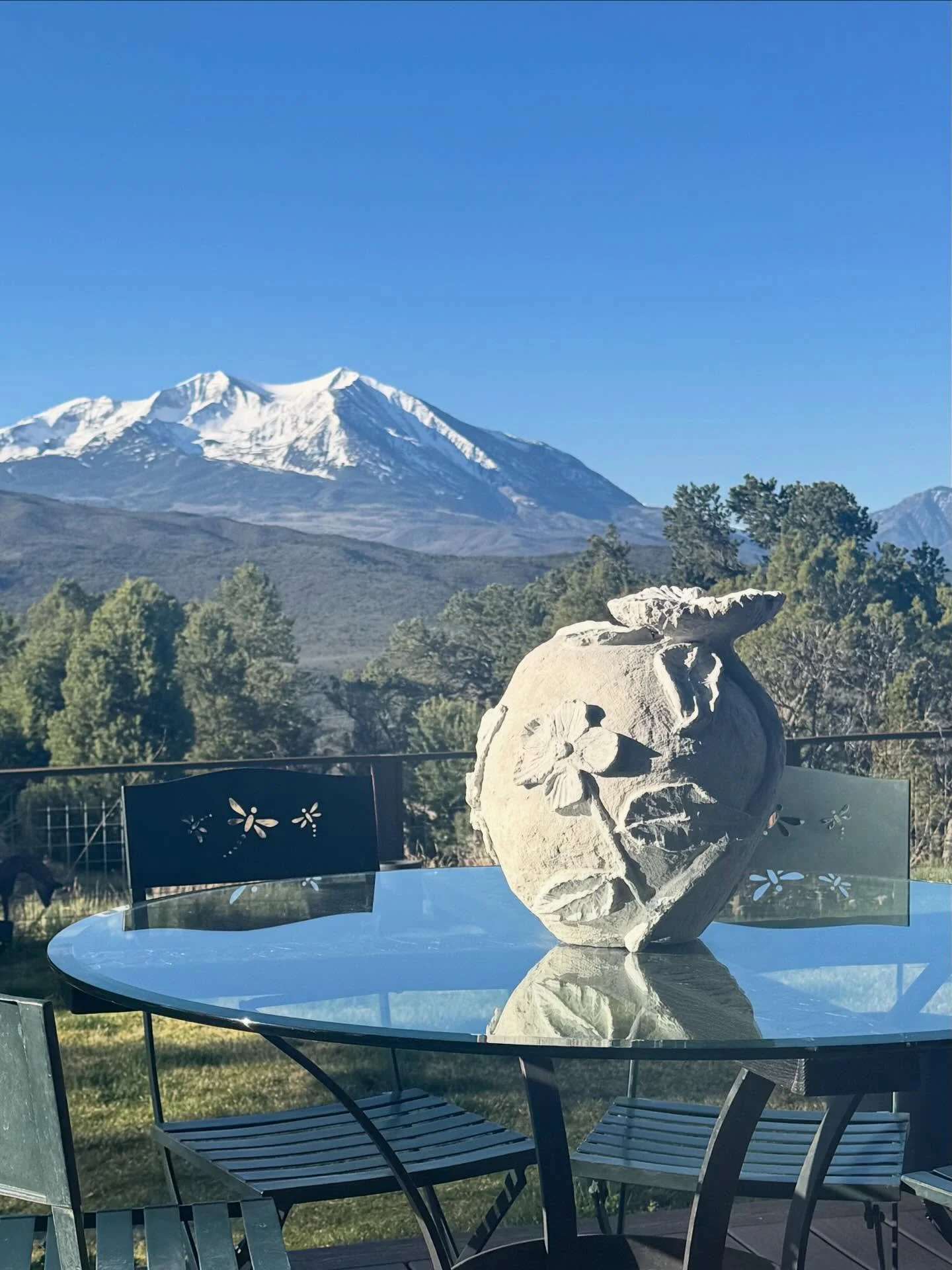 A gorgeous morning here in the Rockies. and getting ready for the summer season to share my work and process. DM to schedule a visit. 
.
.
.
#aspenartist #livingwithart #andileaspen #sculpturalfurniture #womansculptor