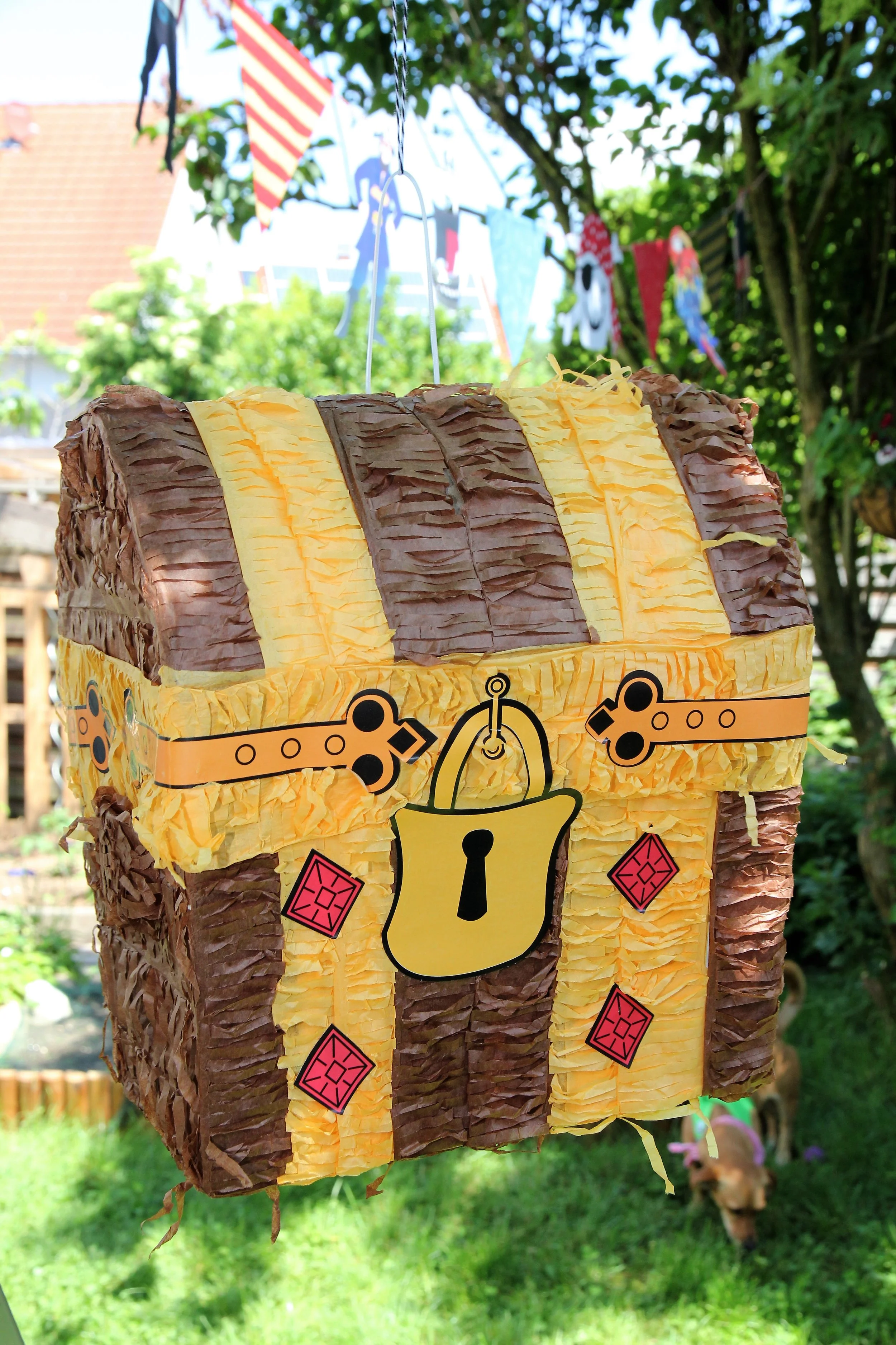 Treasure Schatzkiste PInata.jpg