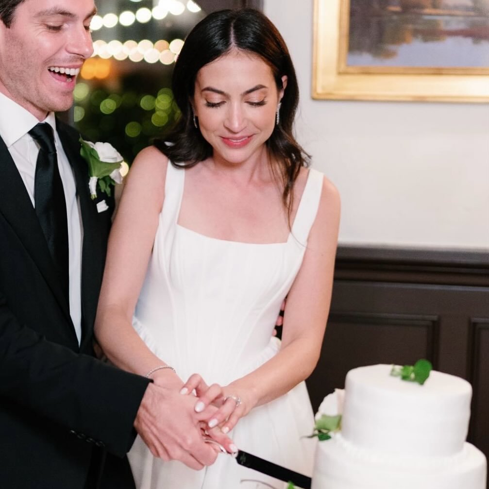The Cake Cutting 🎂 who’s here for it? I personally love this tradition
#bride #bridalmakeup #bridalmakeupartists #shaniecrosbiemakeupartist #santabarbarawedding