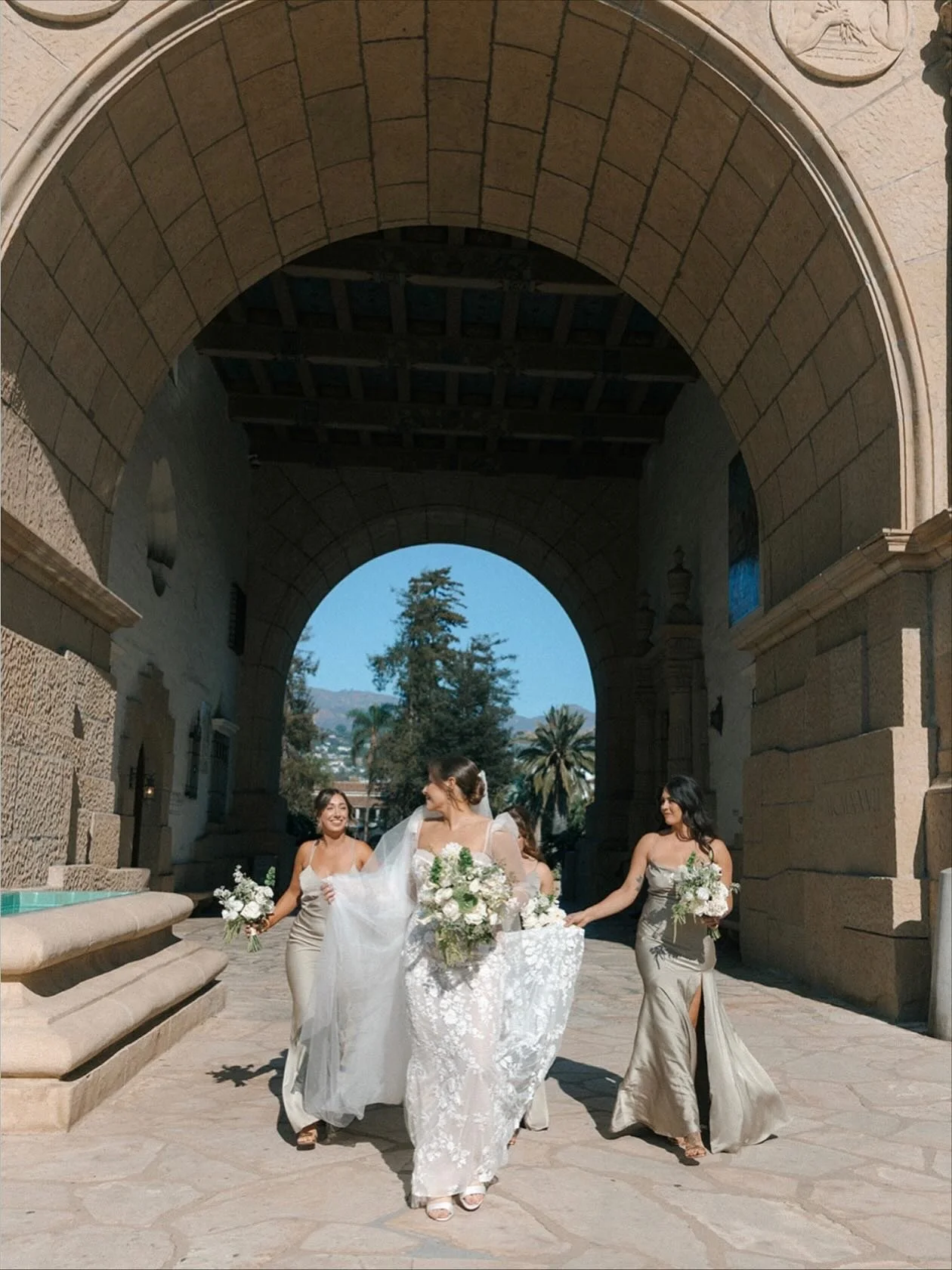 November Love 

Makeup 💄 by me 
For @cornerroombycarlyle 
Hair by @carlylesalon @onelovezstyles_ 
Photography @wearemattandjess 
Florals @alexisirelandflorals 
Bridal Gown @berta.nyc