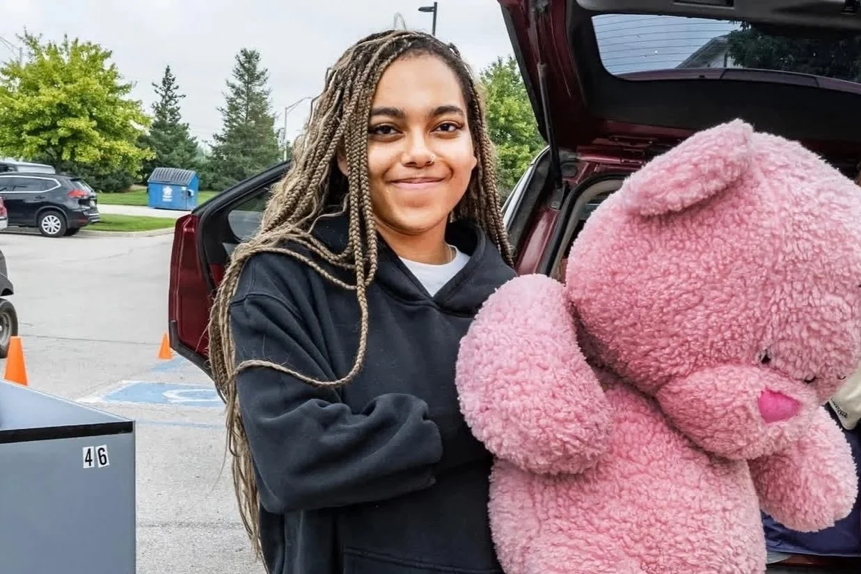 A female MVP Scholarship recipient unpacks her car during college move-in day