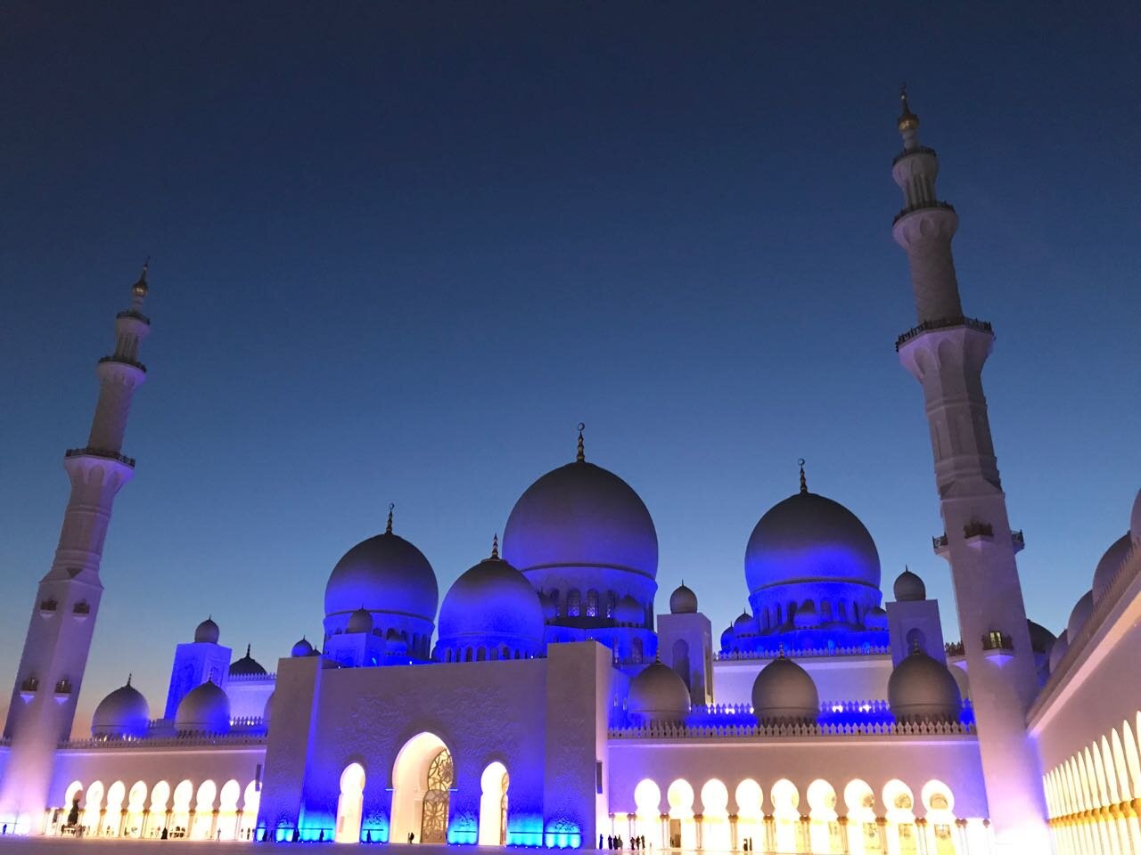 Grand Mosque at night.jpg