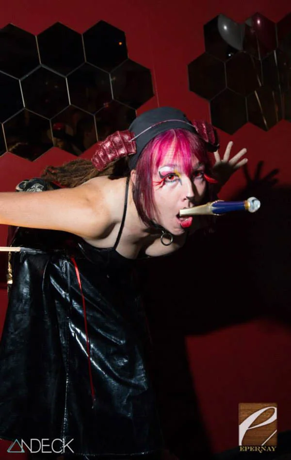 Sword.Swallower.Helln.bent.Epernay-web.jpg