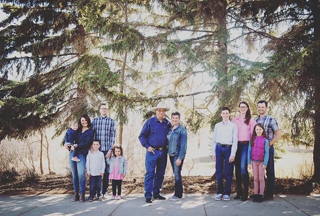 When you get the gang together. 👍 #familyphotography #familyphotoshoot #familyphotos #saskatoonphotographer #yxephotographer