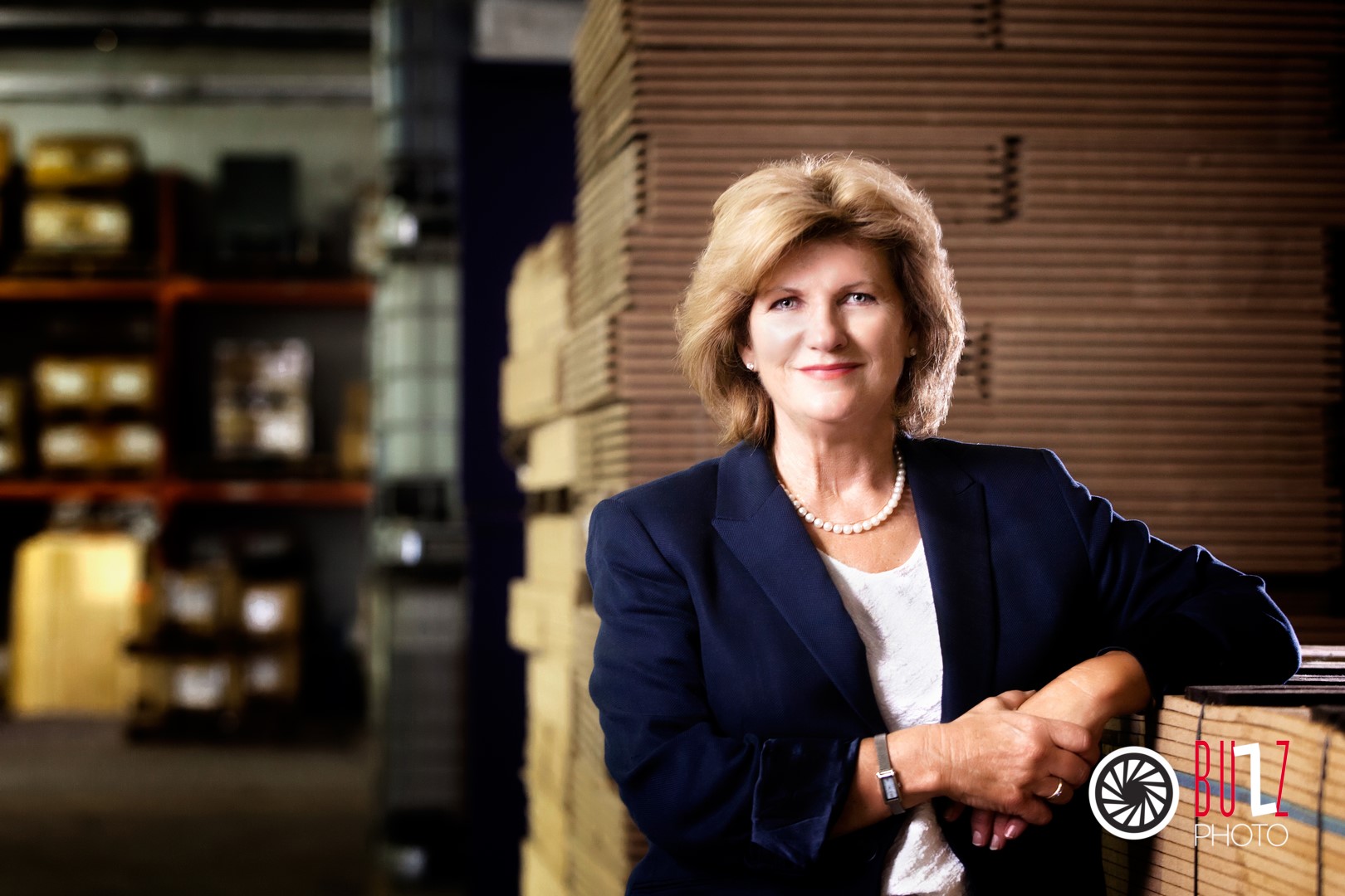 Mme Rina Poirier Mcguire de Matérieux spécialisés. Portrait d'affaire en entreprise. Mélange d'éclairage ambiant et flash.