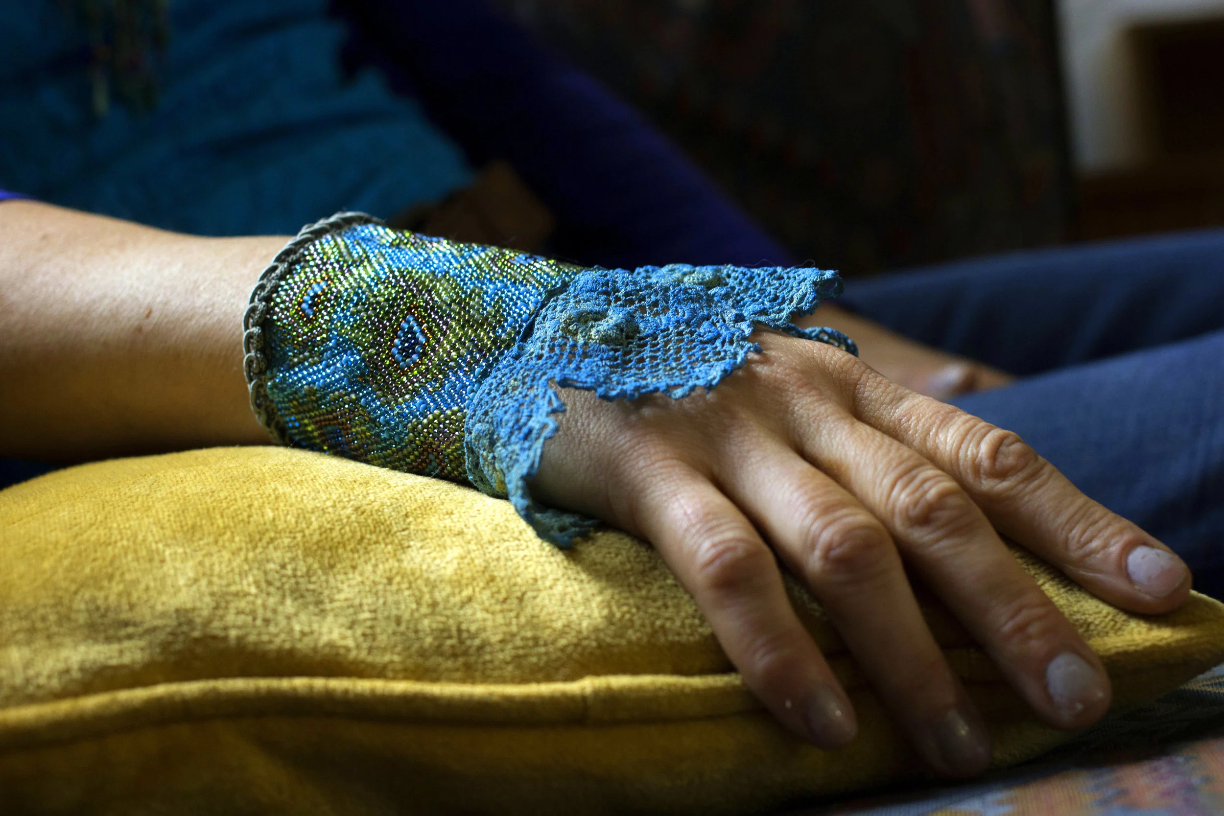karin-alisa-houben-peacock-cuff-jzh-1.jpg