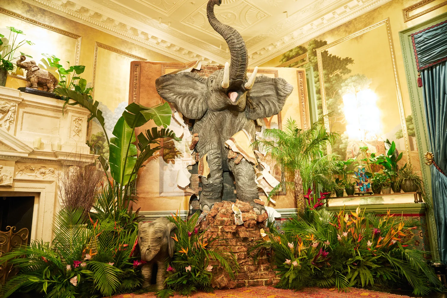 Grandirosa+-+Annabels+-+jungle+-+floral+installation+-+event+styling.jpg